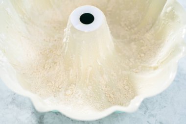 Manzarayı kapat. Bitkisel kısaltmalı yağlı kek tavası ve Funfettti Bundt keki pişirmek için un..