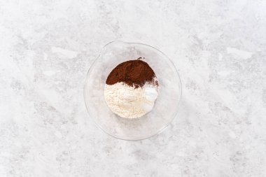 Düz yatıyordu. Tek boynuzlu at gökkuşağı çikolatalı keklerin karışımı..