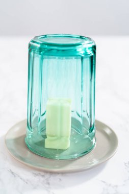 Sıcak bardağın altındaki tuzsuz tereyağı çubuğu.