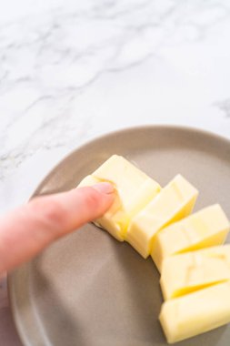 Mutfak tezgahında yumuşatılmış tuzsuz tereyağı..
