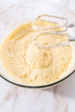 Elmalı kek ve karamel jöleli kek yapmak için büyük bir bardakta karıştırma malzemesi..