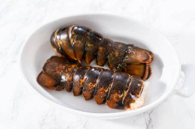 Sarımsaklı ıstakoz kuyruğu yapmak için çiğ ıstakoz kuyruğu hazırlıyorum..