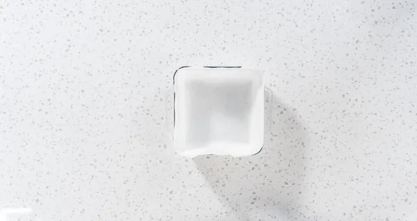 Flach Lag Auskleidung Glas Backform Mit Pergamentpapier Blatt Weiße Schokolade — Stockfoto