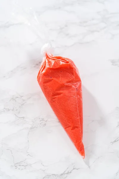 在厨房柜台上准备装饰糖饼干的管道袋中自制皇家糖霜 — 图库照片