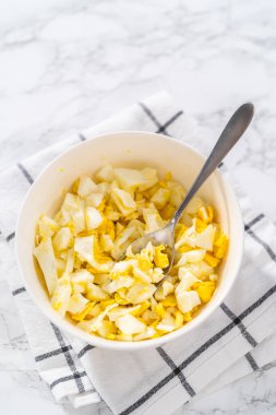 Beyaz bir seramik kasede haşlanmış yumurta..