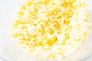 Manzarayı kapat. Fünyeli kek pişirmek için karıştırma kabındaki malzemeleri karıştırıyorum..