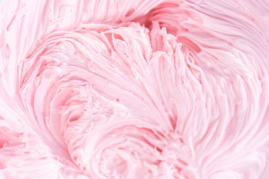 Manzarayı kapat. Vanilyalı kremanın içine pembe gıda boyası karıştırarak funfettti desenli pastayı süslemek için..