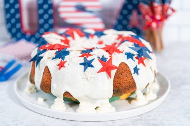 4 Temmuz pasta vanilya jöleli ve beyaz bir tabakta çikolata yıldızlarıyla süslenmiş..