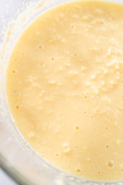 Elmalı kek ve karamel jöleli kek yapmak için büyük bir bardakta karıştırma malzemesi..