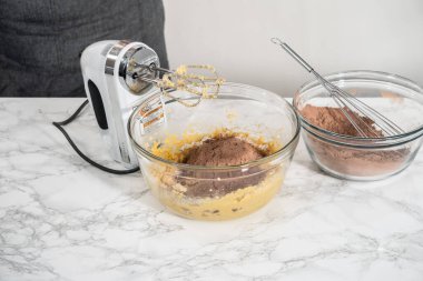 Nane şekerli çikolatalı kurabiyeler pişirmek için büyük bir bardakta karıştırma malzemesi..