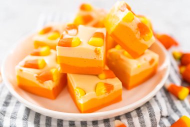 Beyaz tabakta ev yapımı mısır şekerlemesi parçaları..