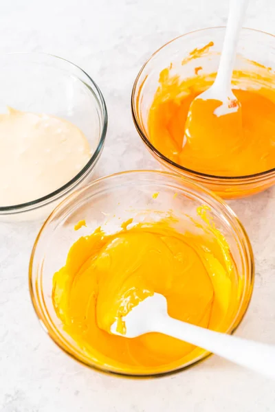 Míchání Oranžové Žluté Potravinářské Barvení Rozpuštěné Čokolády Připravit Sladké Kukuřičné — Stock fotografie