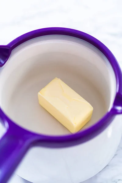 菓子の鍋に無塩バターの溶融棒 — ストック写真