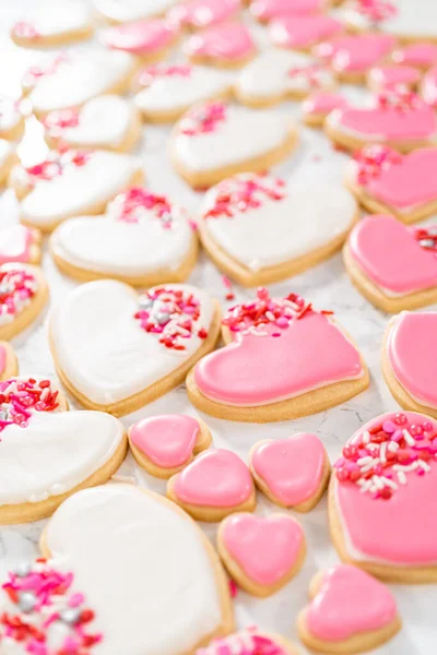 Díszítő Szív Alakú Cukor Cookie Rózsaszín Fehér Királyi Cukormáz Valentin — Stock Fotó