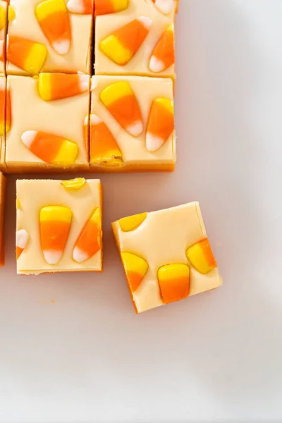 Doces Caseiros Pedaços Quadrados Fudge Milho Uma Placa Corte Branca — Fotografia de Stock