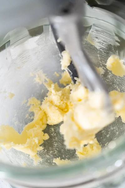 Zitronenkeilplätzchen Mit Zitronenglasur Zutaten Küchenmixer Mischen Zitronenplätzchen Mit Zitronenglasur Backen — Stockfoto