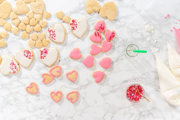 Flach Lag Herzförmige Zuckerkekse Zum Valentinstag Mit Rosa Und Weißem — Stockfoto