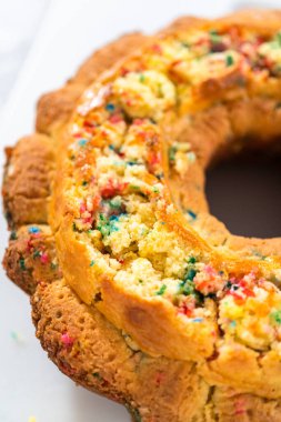 Manzarayı kapat. Manzarayı kapat. Funfettti kekini dolduran tereyağı kreması için delikler açıyorum..