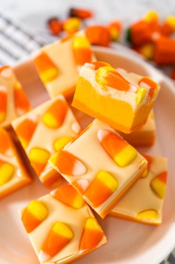 Beyaz tabakta ev yapımı mısır şekerlemesi parçaları..