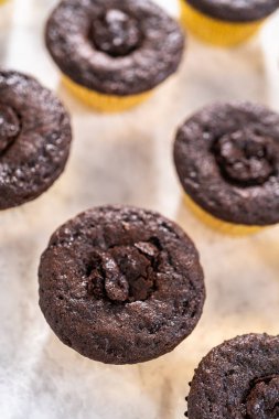 Çikolatalı kekleri çikolatalı ganache ile dolduruyorum..