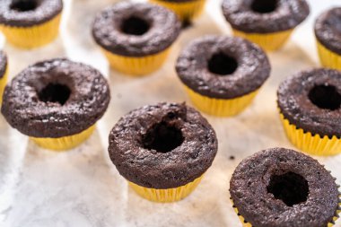 Çikolatalı kekleri çikolatalı ganache ile dolduruyorum..