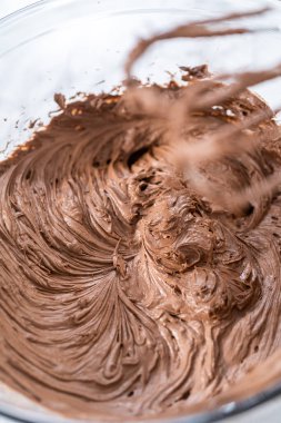 Marketten alınmış çikolatalı şekerlemeyi karıştırıyorum cam kaseyle karıştırıyorum..