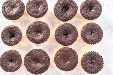 Tereyağlı kremayla süslemek için taze pişmiş çikolatalı kekler..