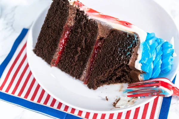 Temmuz Çikolatalı Keki Beyaz Tabakta Kırmızı Beyaz Mavi Tereyağlı Süsledim — Stok fotoğraf