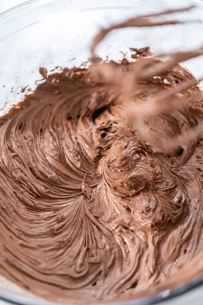 Mezcla Glaseado Chocolate Comprado Una Taza Vidrio Con Una Batidora — Foto de Stock