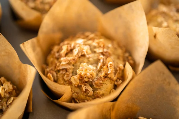 Refroidissement Muffins Avoine Banane Fraîchement Cuits Sur Comptoir Cuisine — Photo