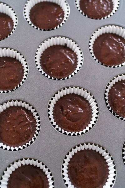 Scooping Choklad Muffins Deg Cupcake Foder — Stockfoto
