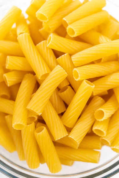 Gemessene Zutaten Einer Gläsernen Rührschüssel Für Die Zubereitung Der Pasta — Stockfoto