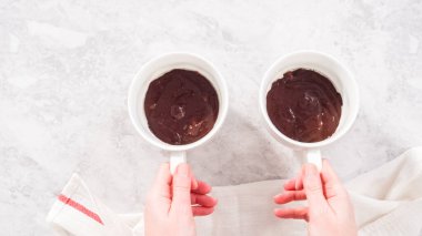 Düz yatıyordu. Adım adım. Çikolatalı kek hamurunu bardaklara doldurup çikolatalı kek hazırlıyorum..