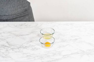 Yumurta akını ve yumurta sarısını küçük kaselere ayırmak.