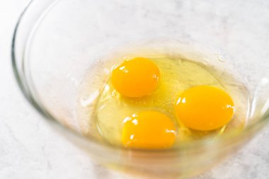 Küçük bir bardakta ıslak malzemeler karıştırmak havuçlu kek yapmak için krem peynirli pasta.