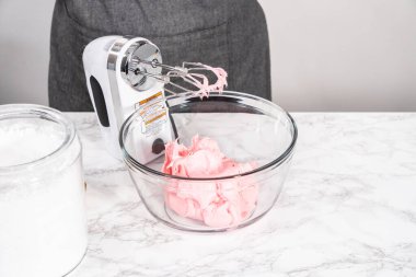 Marketten alınmış tereyağlı kremanın karışımı bardakta karıştırılıyor..