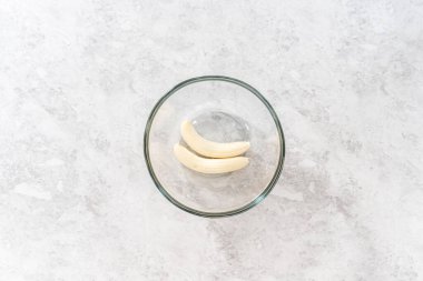 Düz yatıyordu. Patates eziciyle fazla abartılmış muz ezmek..