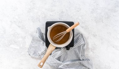 Düz yatıyordu. Pişirme kabında İsveç köftesi sosu pişirmek.