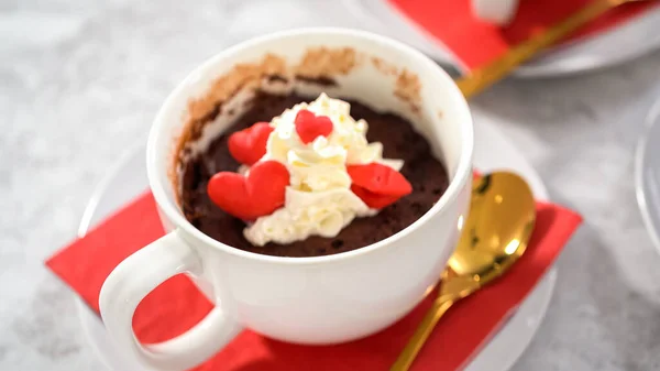 一歩ずつ ホイップクリームとチョコレートの心と唇で装飾されたチョコレートマグカップケーキ — ストック写真
