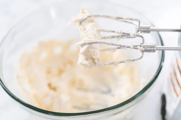 Krem Peynirli Krema Hazırlamak Için Büyük Bir Bardakta Karıştırma Malzemeleri — Stok fotoğraf