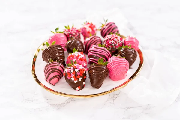 Gourmet Chocolade Bedekte Aardbeien Versierd Met Chocolade Motregen Hagelslag Een — Stockfoto