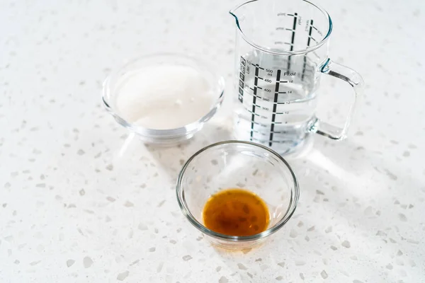 Measured Ingredients Glass Mixing Bowls Make Caramel Cupcake Toppers — Stockfoto
