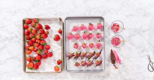 Flat Lay Decorating Chocolate Covered Strawberries Chocolate Drizzles Sprinkles — Stockfoto
