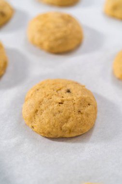 Mutfak tezgahında taze muzlu kurabiyeler serinliyor..