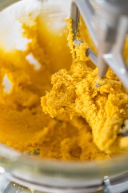 Beyaz çikolatalı limonlu kurabiye. Limonlu kurabiyeleri beyaz çikolatayla karıştırmak için mutfak malzemelerini karıştırıyorum..