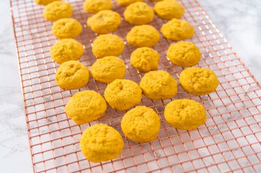 Beyaz çikolatalı limonlu kurabiye. Mutfak tezgahında beyaz çikolatalı taze pişmiş limonlu kurabiyeler..