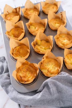 Mutfak tezgahında taze pişmiş elma soslu çörekler..