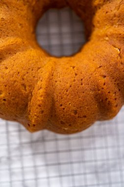 Mutfak tezgahında yeni pişmiş balkabaklı kek..