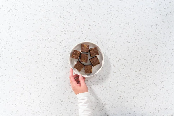 Επίπεδη Σπιτικά Κομμάτια Από Φυστικοβούτυρο Σοκολάτας Λευκό Κεραμικό Πιάτο — Φωτογραφία Αρχείου