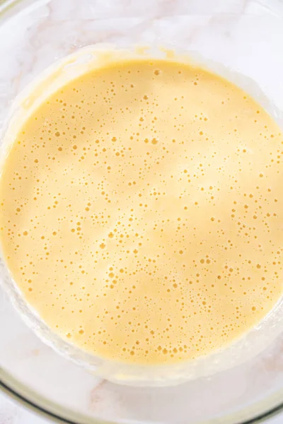 Míchání Ingrediencí Velké Skleněné Mísy Pečení Jablečného Muffinu Šarlotka — Stock fotografie